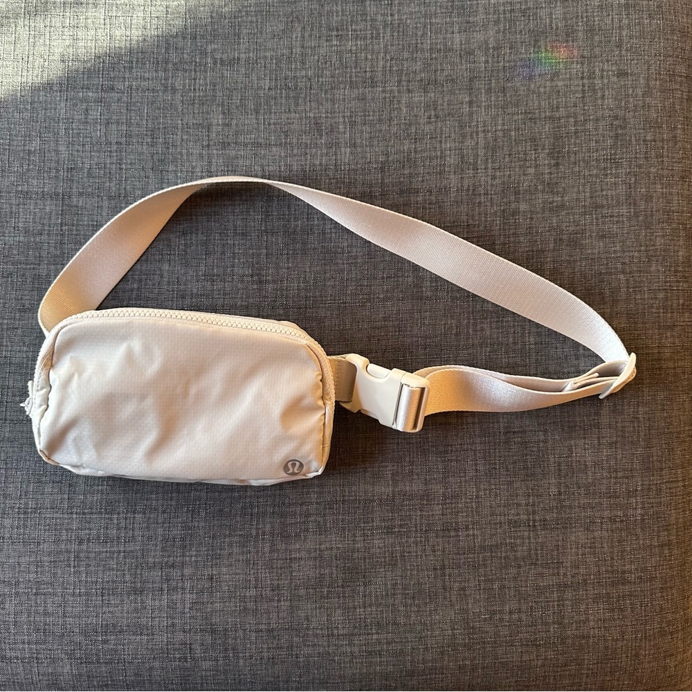 NWOT Lululemon Everywhere Belt Bag 1L, White Opal, classic strap version